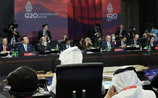 윤석열 대통령이 15일(현지 시간) 인도네시아 발리 캠핀스키호텔에서 열린 주요 20개국(G20) 정상회의 첫 번째 세션(식량·에너지·안보)에 참석하고 있다. 연합뉴스