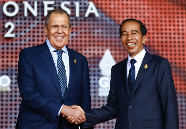 조코 위도도(오른쪽) 인도네시아 대통령과 세르게이 라브로프 러시아 외무장관이 15일 인도네시아 발리에서 열린 주요 20개국(G20) 정상회의에서 만나 악수하고 있다. 타스연합뉴스