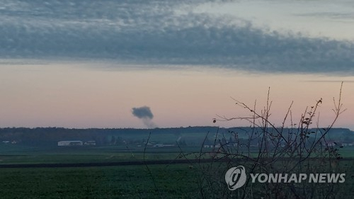 폴란드 프르제워도우에 떨어진 미사일로 인한 연기. /로이터연합뉴스