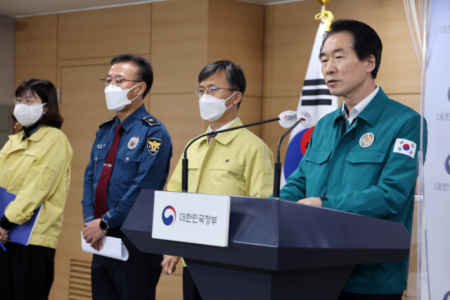 김성호(오른쪽) 행정안전부 재난안전관리본부장이 16일 정부서울청사 브리핑룸에서 ‘이태원 참사’ 관련 브리핑을 하고 있다. 연합뉴스