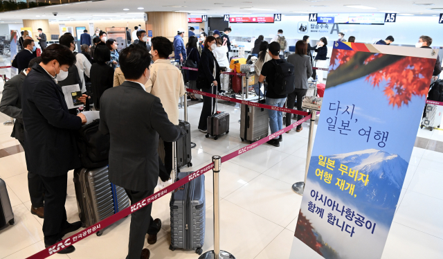 코로나19 확산으로 중단됐던 한국인의 무비자(사증 면제) 일본 관광이 재개된 10월 11일 오전 김포국제공항 아시아나항공 국제선 카운터에서 탑승객들이 김포-하네다 항공편 탑승 수속을 위해 길게 줄을 선 채 순서를 기다리고 있다./권욱 기자