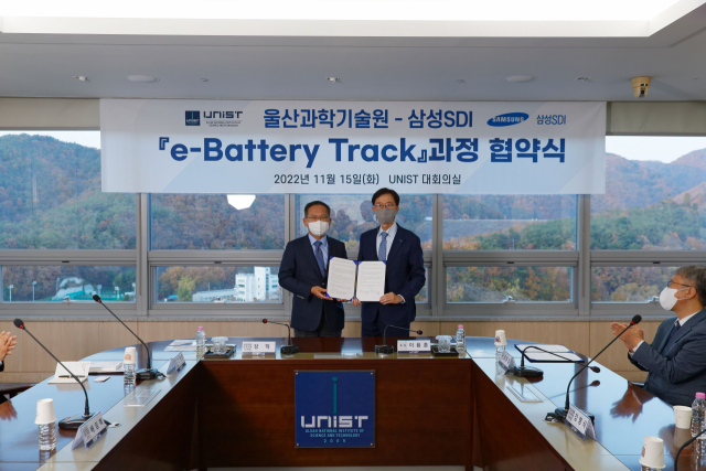 장혁 삼성SDI 부사장(왼쪽)과 이용훈 UNST 총장이 e-Battery Track 설치를 위한 협약을 체결했다. 사진제공=UNIST