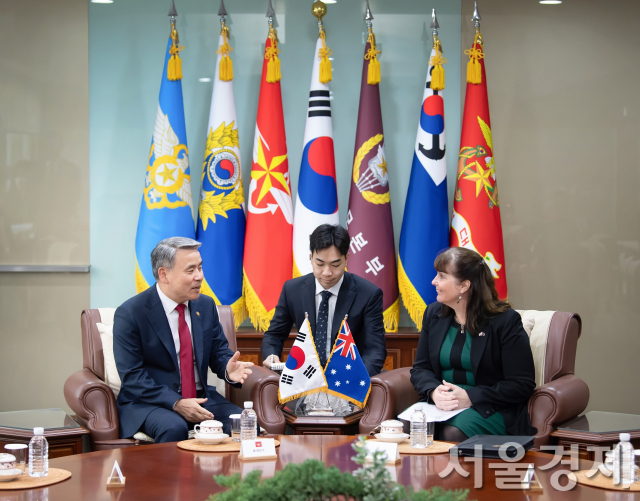 이종섭 국방부 장관이 16일 용산 국방부청사에서 캐서린 레이퍼 주한호주대사를 접견하고 있다. 사진제공=국방부