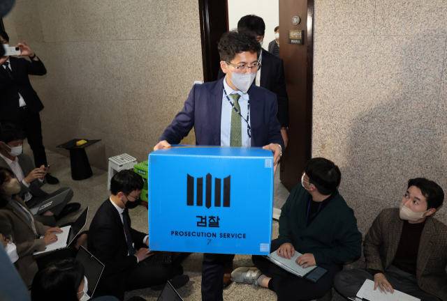검찰 관계자들이 9일 오후 국회 본청에 있는 더불어민주당의 정진상 당 대표 정무조정실장 사무실에서 압수 수색을 마친 뒤 압수품이 든 박스를 들고 나오고 있다. 연합뉴스