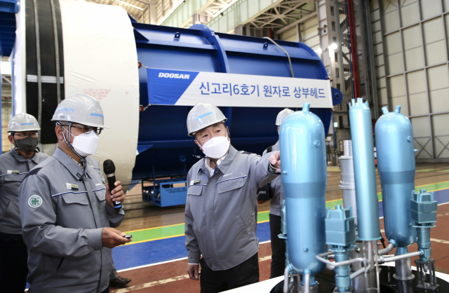 박정원(왼쪽 세번 째) 두산그룹 회장이 15일 경남 창원시 두산에너빌리티 원자력 공장을 둘러보며 사업현황을 듣고 있다. 사진제공=두산그룹