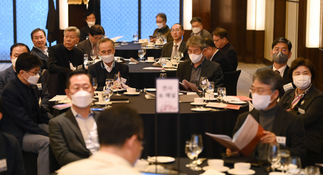 한국공학한림원과 대한민국의학한림원이 14일 조선호텔에서 연 ‘엔데믹 시대의 의학과 공학: 함께 창출하는 혁신 경쟁력’ 포럼에서 참석자들이 발표를 경청하고 있다. 권욱 기자