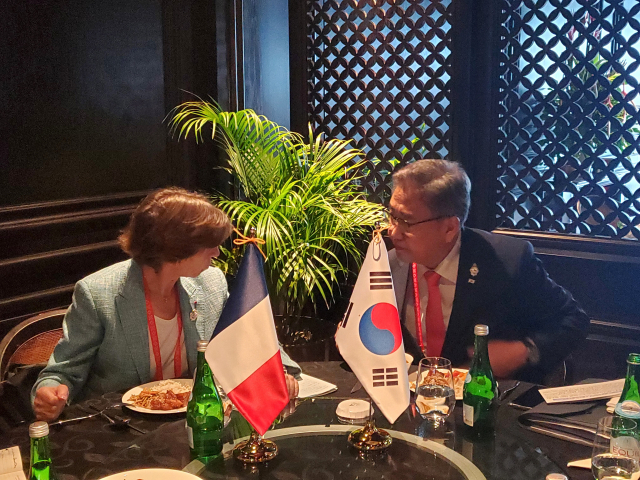 박진 외교부 장관과 카트린 콜로나 프랑스 외교장관이 15일 G20정상회의가 열린 인도네시아 발리에서 양자회담을 갖고 있다. /사진제공=외교부