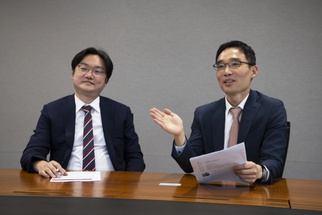 이승수 팀장(오른쪽)과 박지환 변호사가 16일 서울경제와의 인터뷰에 응하고 있다. 제공=법무법인 세종