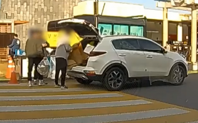 지난 13일 경남 함양휴게소에서 청년들이 휴게소 쓰레기통에 다량의 쓰레기를 투기하고 있다. 유튜브 '한문철 TV' 갈무리
