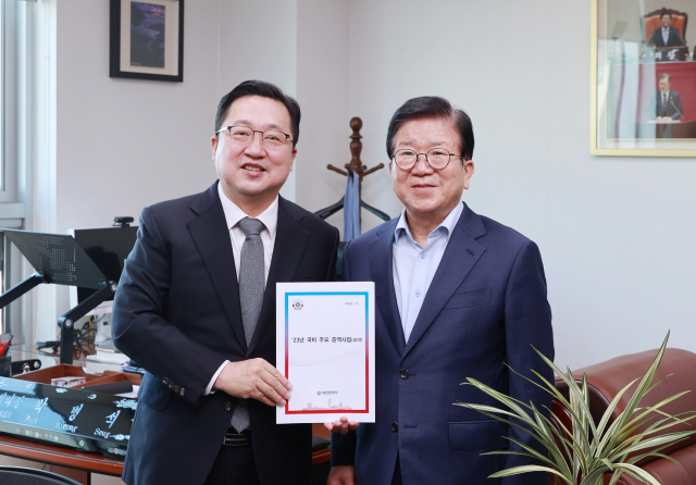 이장우(왼쪽) 대전시장이 박병석(오른쪽) 전 국회의장을 찾아 대전지역 현안사업 해결을 위한 국비지원을 요청했다. 사진제공=대전시