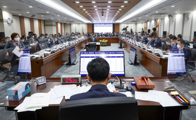 국회 국토교통위원회가 지난달 17일 인천 중구 인천국제공항공사에서 인천국제공항공사·한국공항공사 등에 대한 국정감사가 진행하고 있다. 연합뉴스