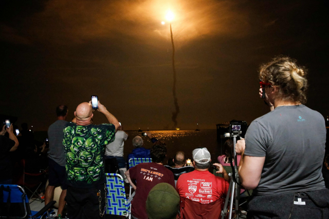 16일(현지 시간) 미국 플로리다주 케네디우주센터에서 '우주발사시스템(SLS)' 로켓 발사를 구경하기 위해 모인 사람들이 발사 모습을 촬영하고 있다. AFP연합뉴스