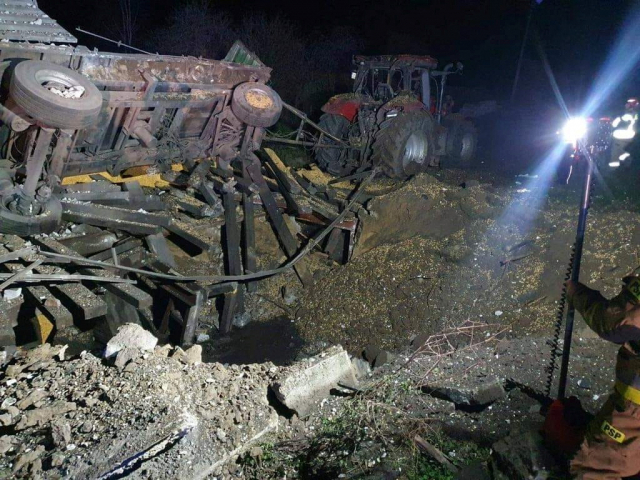 15일(현지 시간) 우크라이나 국경에 접한 폴란드 동부 프셰보두프의 폭발 현장을 촬영한 사진. 이날 러시아에서 발사된 것으로 추정되는 미사일 2기가 이 마을에 떨어져 현재까지 2명이 숨졌다. 로이터연합뉴스