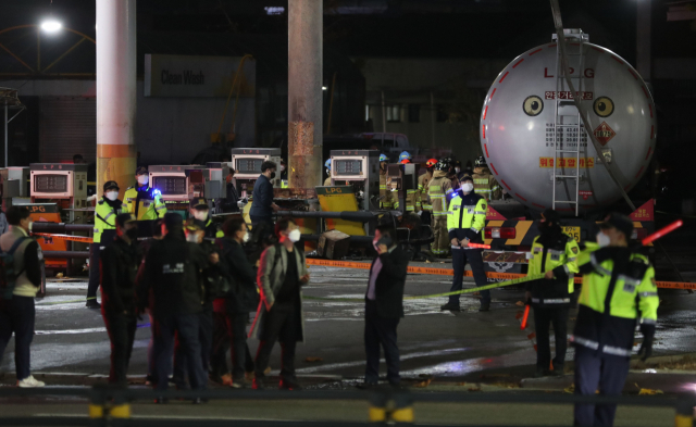 16일 오후 5시 29분께 대구 서구 중리동 한 LPG 충전소에서 폭발에 따른 화재가 발생했다. 불은 출동한 소방당국에 의해 20여 분만에 꺼졌으나 8명이 다쳤다. 사진은 불이 난 충전소 모습. 연합뉴스