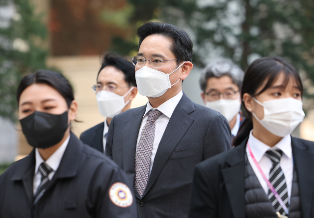 이재용(가운데) 삼성전자 회장. 연합뉴스