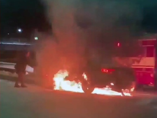 지난 15일 광주 동구 소태동의 한 도로에서 사고로 승용차에 불이 붙었다. 의식을 잃은 운전자를 꺼내기 위해 시민들이 힘을 모아 구출에 성공했다. 연합뉴스