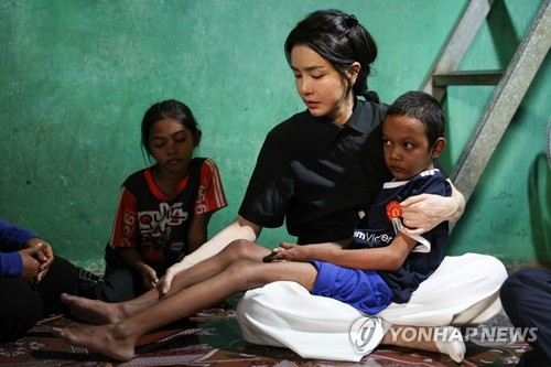 윤석열 대통령 부인 김건희 여사가 12일 캄보디아 프놈펜에서 선천성 심장질환을 앓고 있는 14세 아동의 집을 찾아 아이를 안고 있다. 사진=대통령실 제공