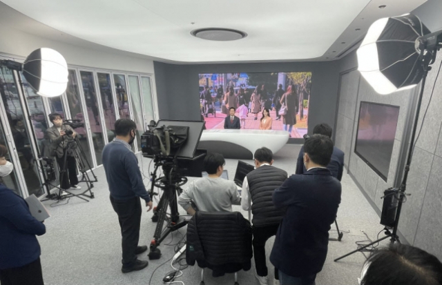 LG헬로비전 원주 오픈스튜디오에서 뉴스 프로그램을 진행하고 있다. 사진 제공=LG헬로비전