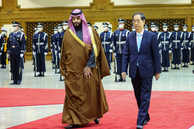 한덕수 국무총리가 17일 오전 0시30분 한국에 도착한 무함마드 빈 살만 사우디아라비아 왕세자 겸 총리를 영접하고 있다. /사진제공=총리실