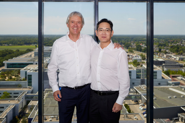 이재용(오른쪽) 삼성전자 회장과 페터르 베닝크 ASML CEO가 지난 6월 네덜란드 ASML 본사에서 만나 기념 촬영을 하고 있다. 사진 제공=삼성전자