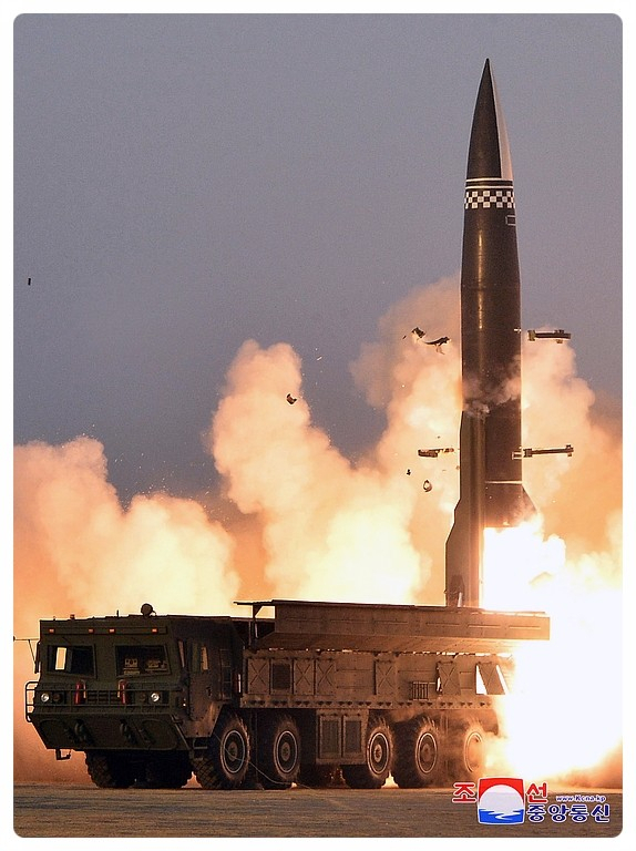 북한판 이스칸데르로 불리는 KN-23 단거리탄두미사일의 과거 시험발사 장면. 조선중앙통신,연합뉴스