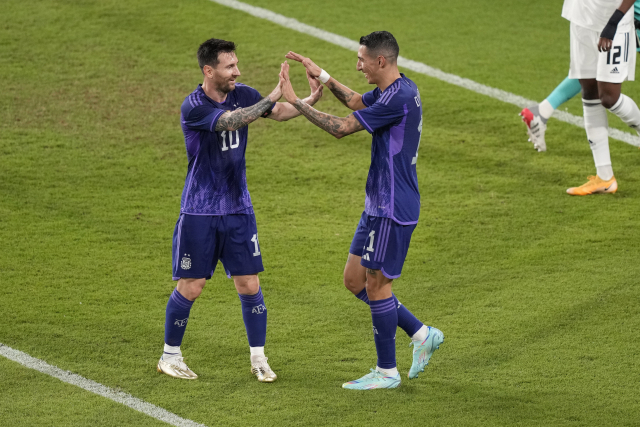 아르헨티나 공격수 리오넬 메시가 17일 UAE와 평가전에서 골을 넣은 뒤 팀 동료 앙헬 디 마리아와 세리머니를 하고 있다. AP연합뉴스