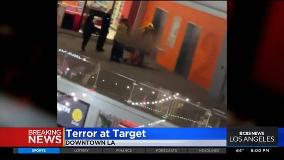 16일(현지시간) CNN, LA타임스 등 외신에 따르면 로스엔젤레스의 한 쇼핑몰에서 한국 항공사 소속 승무원 A(25)씨가 지난 15일 오후 6시 20분쯤 40대로 추정되는 노숙자로부터 피습을 당했다. /사진=LA CBS뉴스 캡처