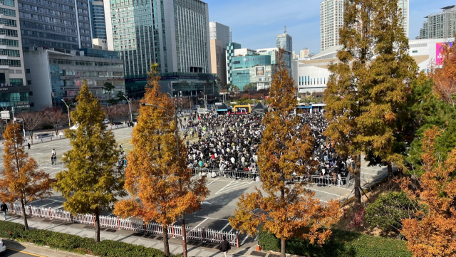 17일 오전 부산 벡스코 일대에서 수많은 사람들이 지스타 행사에 입장하기 위해 대기하고 있다. 정다은 기자