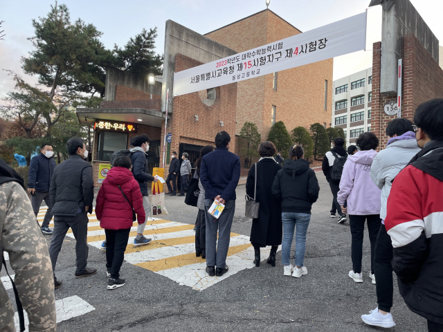 수능날인 17일 오전 서울 종로구 동성고등학교 정문 앞에서 학부모들이 수험생을 배웅하고 있다. 박신원 기자