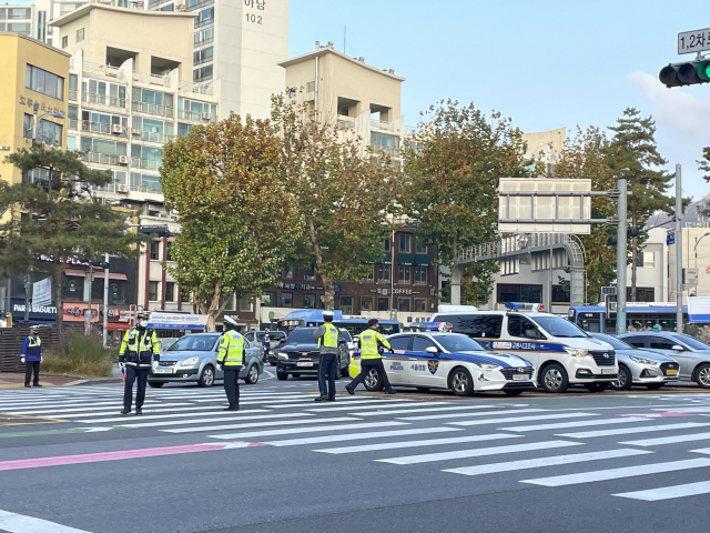 17일 오전 서울 종로구 동성고등학교에서 경찰이 시험장을 잘못 찾은 학생을 태우고 이동하고 있다. 박신원 기자