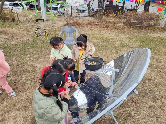 유아숲 교육대회에 참여한 어린이들이 태양열을 이용한 조리프로그램을 체험하고 있다. 사지제공=경기숲유치원협회