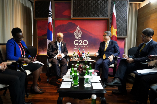 G20 정상회의 참석차 인도네시아 발리를 방문중인 박진 외교부 장관이 알버트 람찬드 람딘 수리남 외교장관과 16일(현지시간) 외교장관 회담을 가졌다. /사진제공=외교부