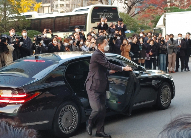 이재용 삼성전자 회장이 17일 오후 서울 중구 롯데호텔에 도착해 차량에서 내리고 있다. /유창욱 기자