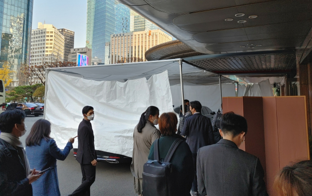 17일 오후 서울 중구 롯데호텔 앞에 도착한 빈 살만 사우디아라비아 왕세자의 차량이 가림막에 둘러쌓여 있다. /유창욱 기자