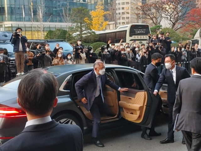 정의선 현대차그룹 회장이 17일 오후 서울 중구 롯데호텔에 도착해 차량에서 내리고 있다. /유창욱 기자