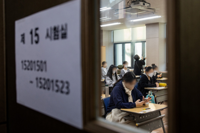 수험생들이 17일 오전 서울 중구 이화여자외국어고등학교에서 2023학년도 대학수학능력시험을 준비하고 있다. 연합뉴스