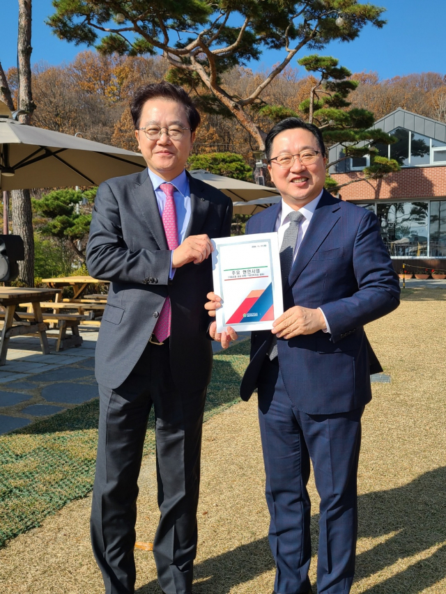 이장우(오른쪽) 대전시장이 강석훈(왼쪽) 한국산업은행 회장에게 ‘대전에 본사를 둔 기업금융 중심 은행’과 ‘대전투자청’설립에 대해 설명하고 협력을 요청했다. 사진제공=대전시