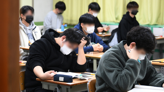 수험생들이 2023학년도 대학수학능력시험일인 17일 대구 수성구 대륜고등학교 시험장에서시험 준비를 하고 있다. 대구=연합뉴스