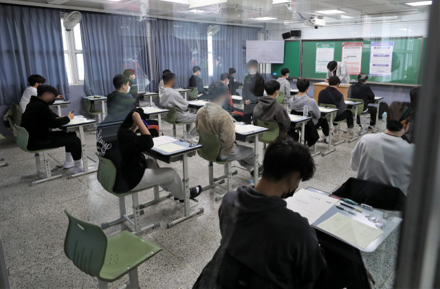 수험생들이 17일 오전 부산 남구 대연고등학교에 마련된 고사장에서 2023학년도 대학수학능력시험을 준비하고 있다. 사진공동취재단