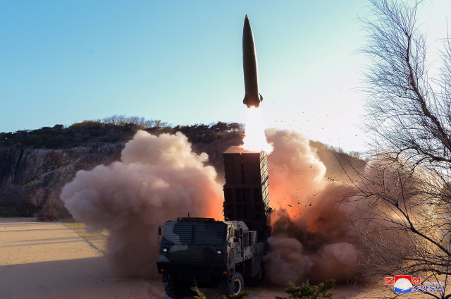 ‘북한판 에이테큼스’로 불리는 KN 24 미사일의 과거 시험 발사 장면. 조선중앙통신-연합뉴스