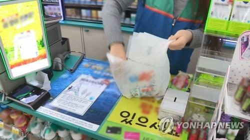 편의점 직원이 친환경 비닐봉투에 물건을 담고 있다. /사진제공=연합뉴스