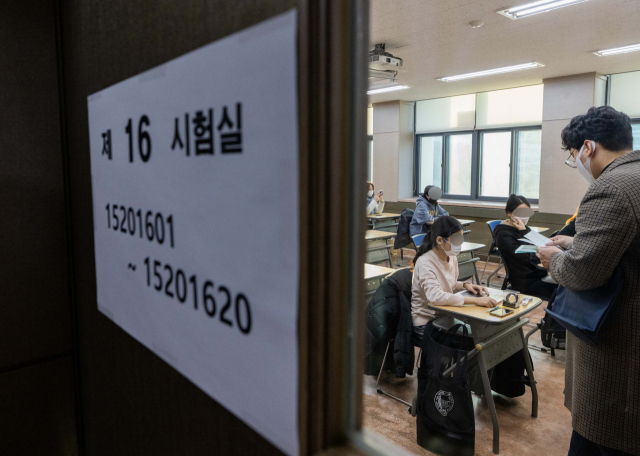 2023년도 대학수학능력시험이 치러진 17일 오전 서울 중구 통일로 이화여자외국어고등학교에 마련된 고사실에서 수험생들이 시험을 준비하고 있다./사진공동취재단 2022.11.17