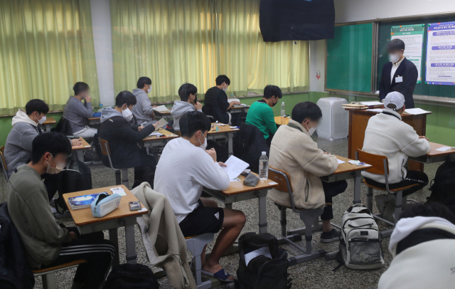 수험생들이 2023학년도 대학수학능력시험일인 17일 대구 수성구 대륜고등학교 시험장에서 시험을 준비하고 있다. 대구=연합뉴스