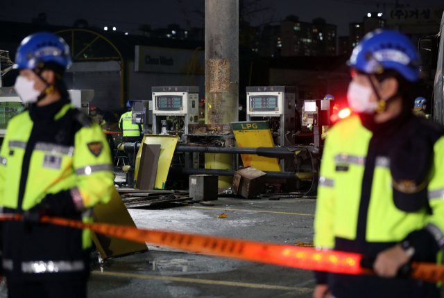 16일 오후 5시 29분께 대구 서구 중리동 한 LPG 충전소에서 폭발에 따른 화재가 발생했다. 불은 출동한 소방당국에 의해 20여 분만에 꺼졌으나 8명이 다쳤다. 사진은 불이 난 충전소 모습. 연합뉴스