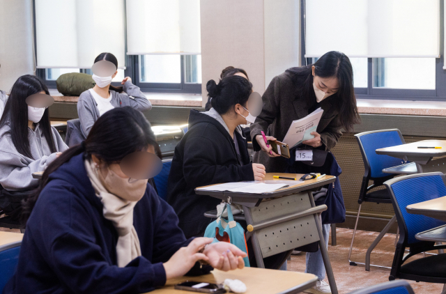 수험생들이 2023년도 대학수학능력시험이 치러진 17일 서울 중구 통일로 이화여자외국어고등학교 내 고사실에서 시험을 준비하고 있다. 사진공동취재단