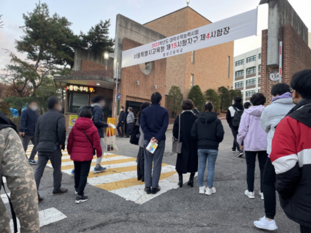 수능날인 17일 오전 서울 종로구 동성고 정문 앞에서 학부모들이 수험생을 배웅하고 있다. 박신원 기자