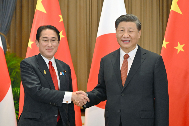 기시다 후미오(왼쪽) 일본 총리와 시진핑 중국 국가주석이 17일(현지시간) 태국 방콕에서 아시아태평양경제협력체(APEC) 정상회의를 계기로 정상회담을 가졌다. AFP연합뉴스