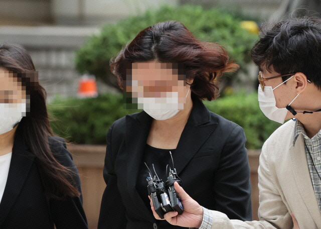 [속보] 검찰, '자녀 입시비리 혐의' 정경심에 징역 2년 구형