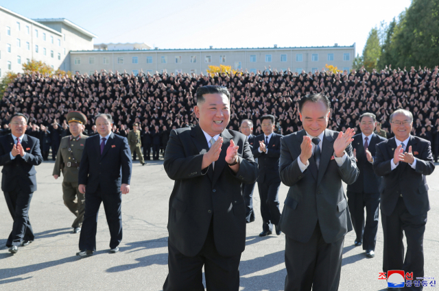 북한 김정은 국무위원장이 지난 10월 노동당 중앙간부학교를 방문해 환영을 받는 모습. 연합뉴스