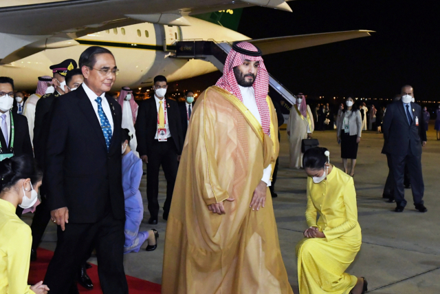 무함마드 빈 살만 사우디아라비아 왕세자 겸 총리(가운데 오른쪽)가 17일(현지시간) 태국 방콕 공군기지 공항에 도착해 쁘라윳 짠오찬 태국 총리(가운데 왼쪽)의 영접을 받고 있다. EPA연합뉴스
